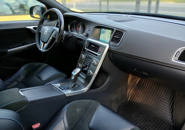 Volvo S60 cena 119000 przebieg: 132000, rok produkcji 2017 z Zawiercie małe 172